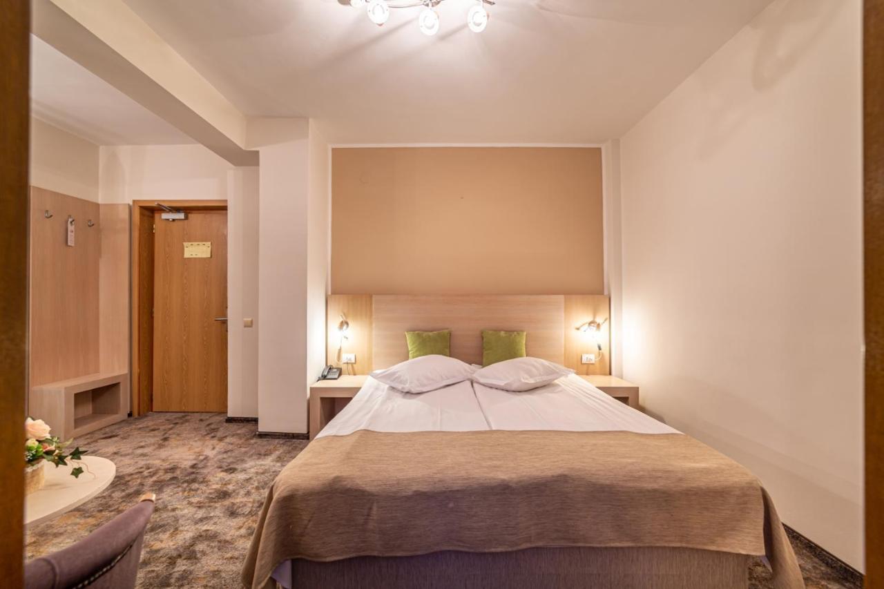 פויאנה ברשוב Hotel Escalade מראה חיצוני תמונה